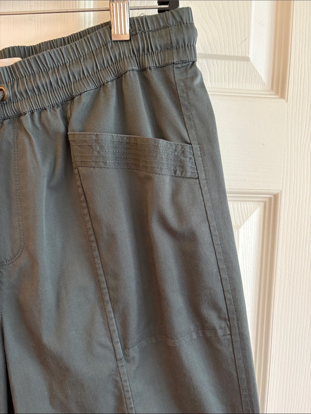 Lou & Grey NWT dark olive green pants size M - Picture 3 of 8
